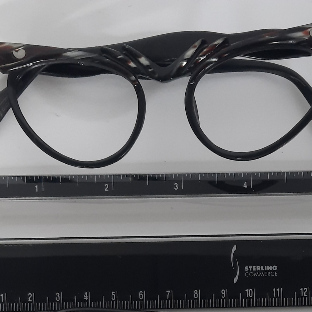 Vintage woman's cateye eyeglasses